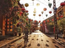 Những con đường đèn lồng thơ mộng