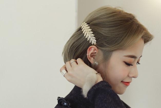 Để tạo nên sự đáng yêu, cách nhanh chóng nhất dành cho các nàng chính là sử dụng phụ kiện.