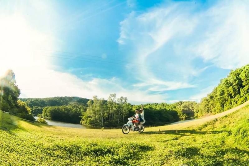 Khi đến đảo các bạn có thể di chuyển bằng cách thuê xe máy