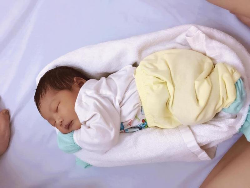 Quấn bé trong một tấm chăn
