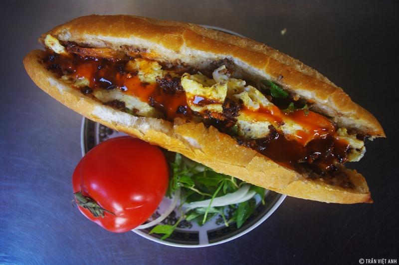 Món bánh mì pate tại quán