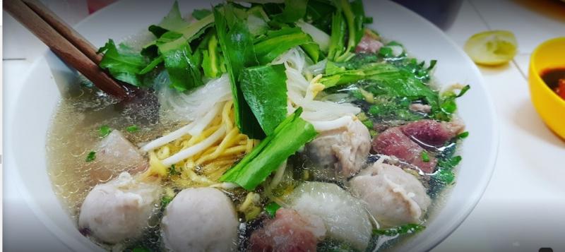 Bò viên ﻿giòn giòn dẻo dẻo cùng nước dùng thanh ngọt được nấu từ xương xí quách kết hợp cùng sợi hủ tiếu dai đã làm nên món hủ tiếu bao người mê