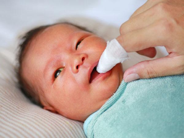 Mật ong dùng rơ lưỡi cho trẻ