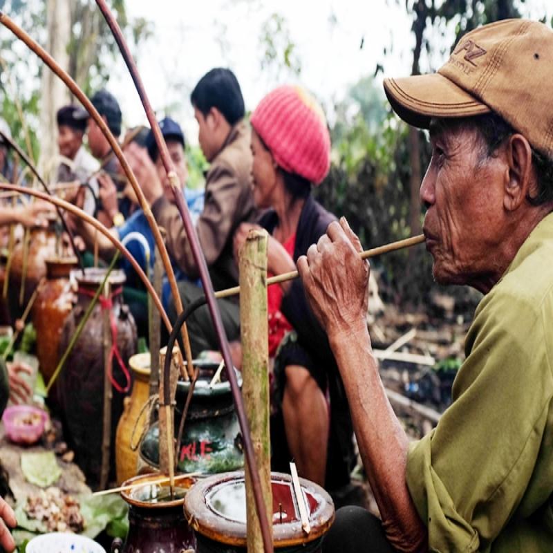 Cụ ông người Mường uống rượu cần