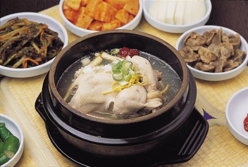 Một bát Samgyetang để giải nhiệt vào mùa hè