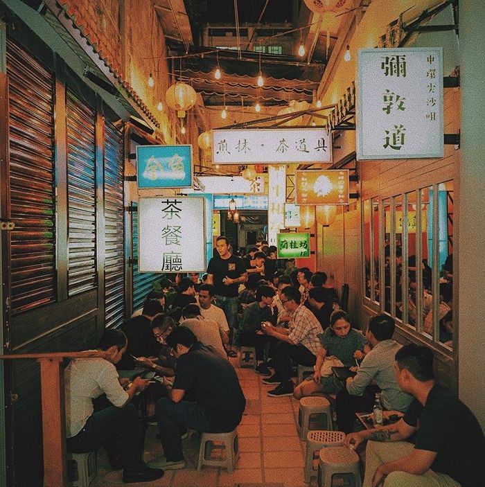 Bạn nên đặt bàn trước vì ở đây rất đông khách
