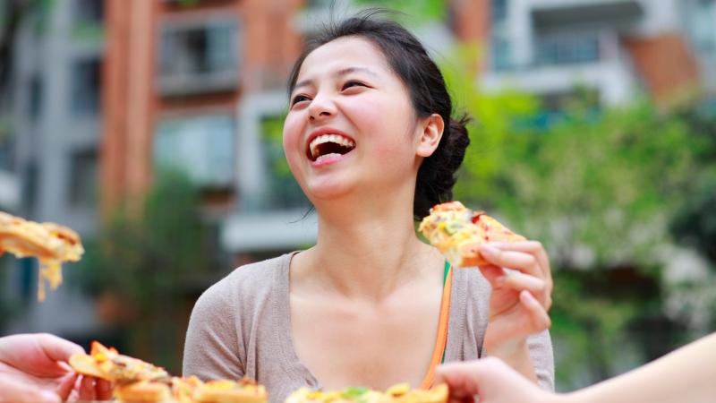 Không nên ăn uống nơi công cộng ở Singapore