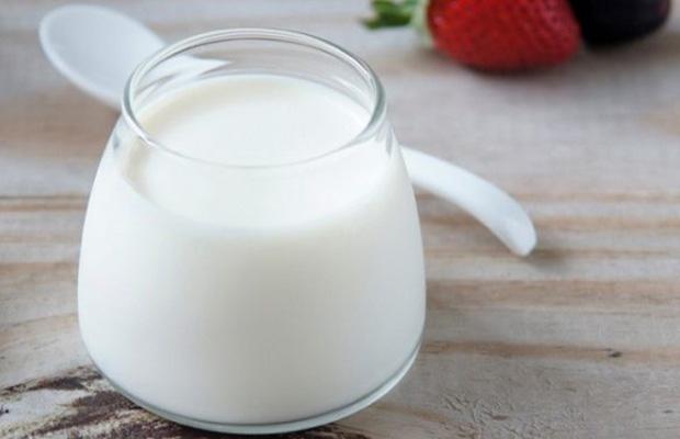 Ăn sữa chua lượng vừa đủ, không nên ăn quá nhiều