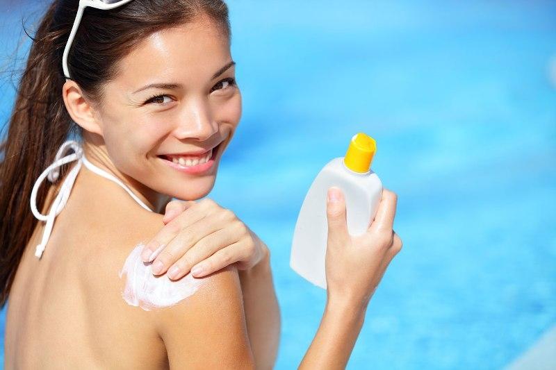 Kem chống nắng là một vũ khí quan trọng của bất cứ một cô nàng nào trước khi ra ngoài.