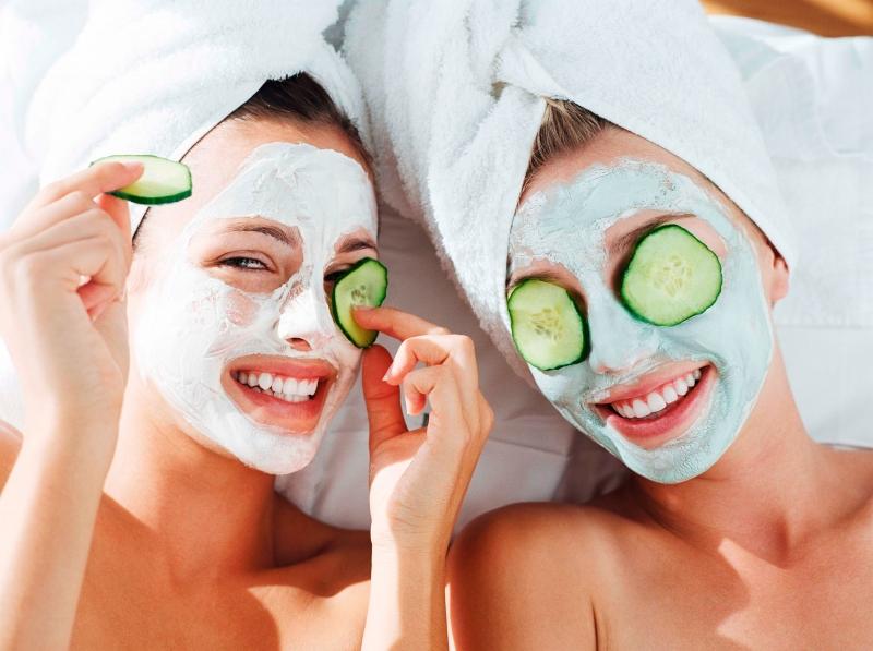 Hãy sử dụng những phương pháp đắp mặt nạ mắt để đẩy lùi quầng thâm, ngừa nếp nhăn và cho vùng da quanh mắt luôn được căng mịn nhé.