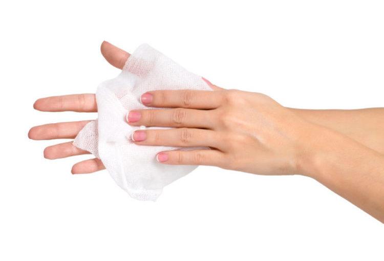 Bạn nên lau tay bằng khăn giấy