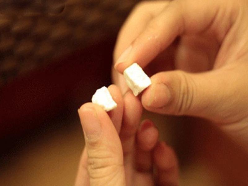 Cắt nhỏ thuốc để uống