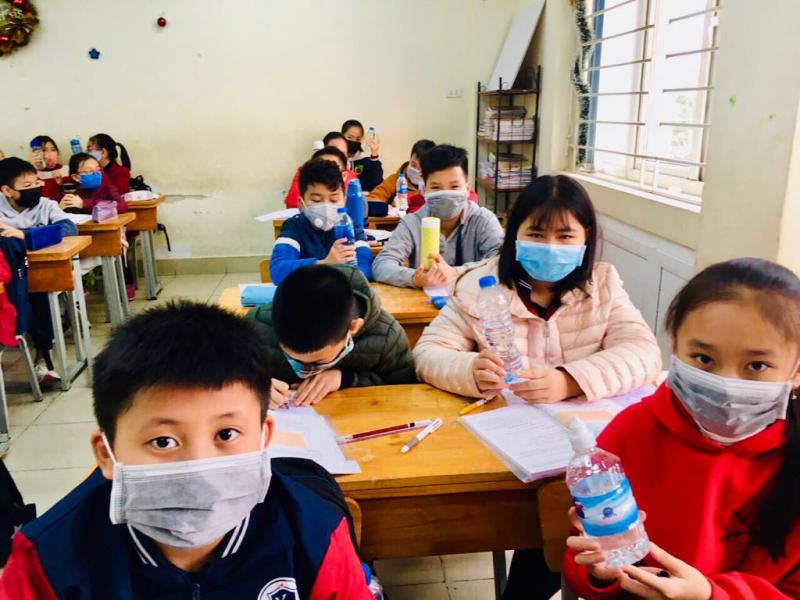 Bé có thể mang theo nước muối sinh lý khi đến trường để sử dụng