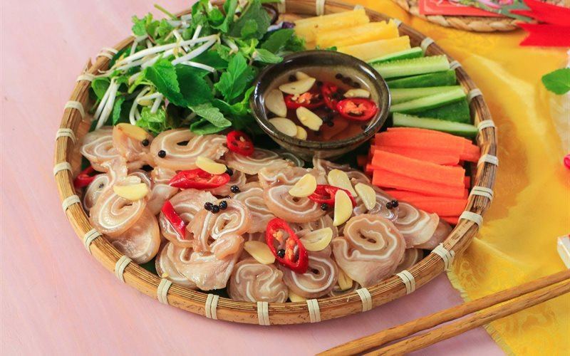 Tai heo cuộn ngâm mắm