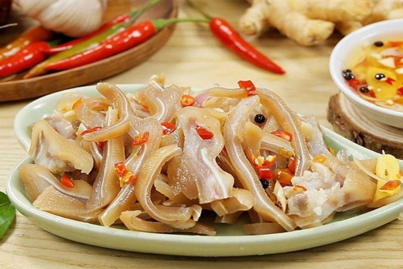 Tai heo ngâm chua ngọt