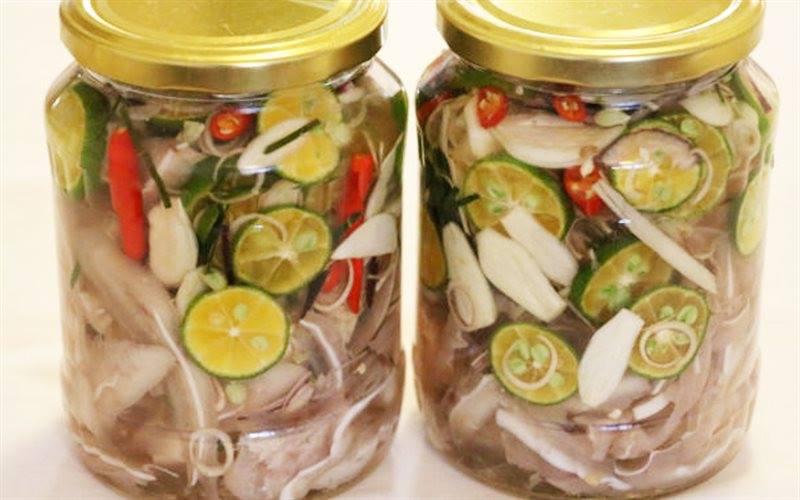Tai heo ngâm sả tắc
