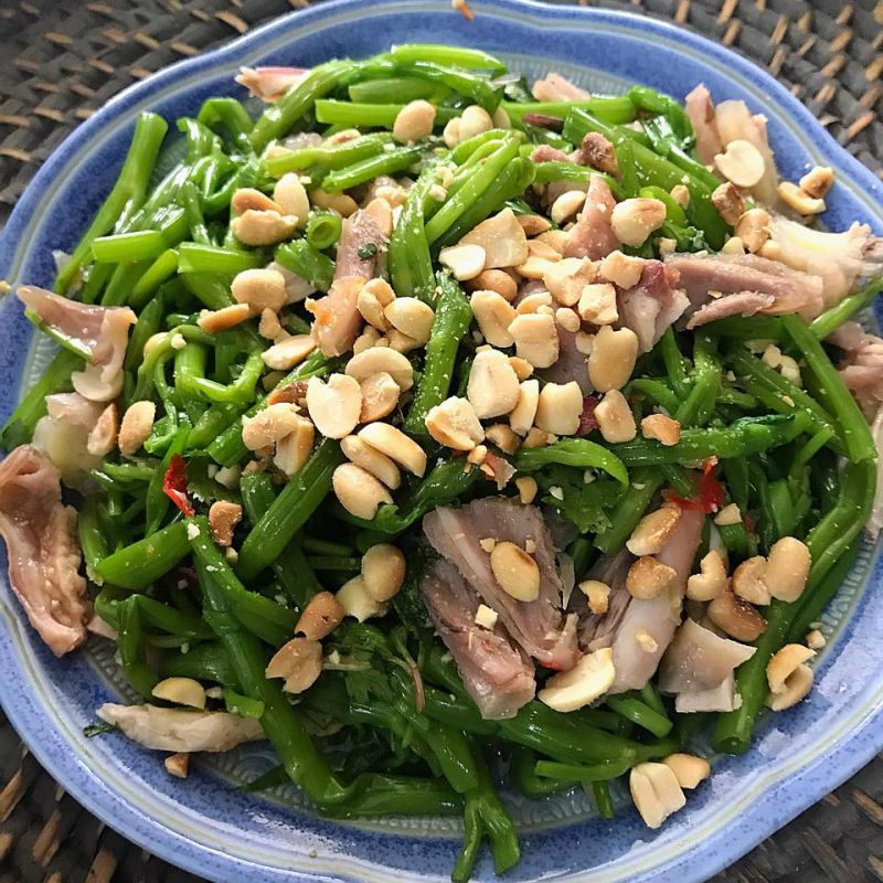 Tai heo nộm rau muống