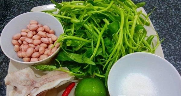 Tai heo nộm rau muống