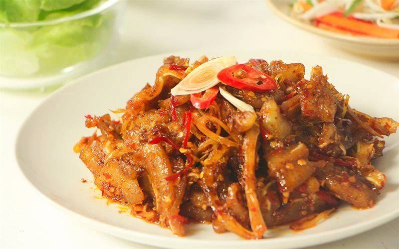 Tai heo xào sả ớt
