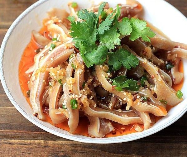 Tai heo xào sả ớt