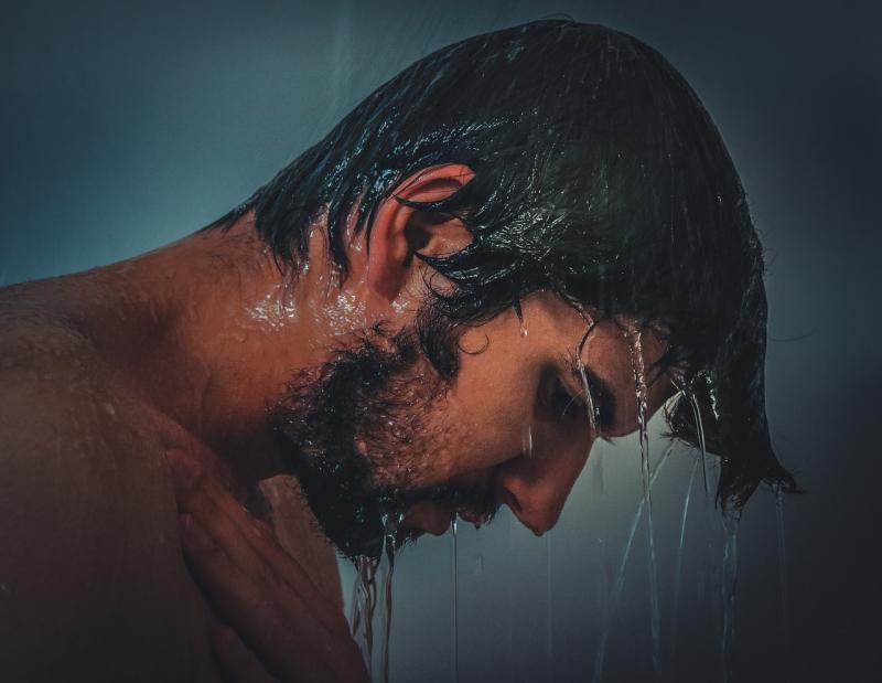 Tắm nước quá nóng hay quá lạnh đều rất nguy hiểm với người cao huyết áp