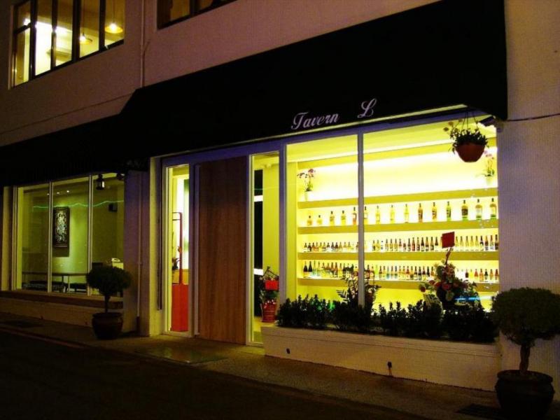 Tavern L Hostel