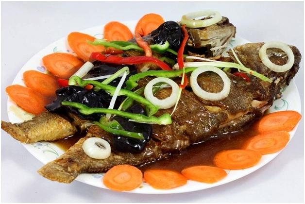 Cá chép được đánh bắt từ Tây Hồ hoàn toàn tự nhiên, thịt mềm, không vỡ, cùng cách chế biến rất đậm đà mà khó nơi nào có được.