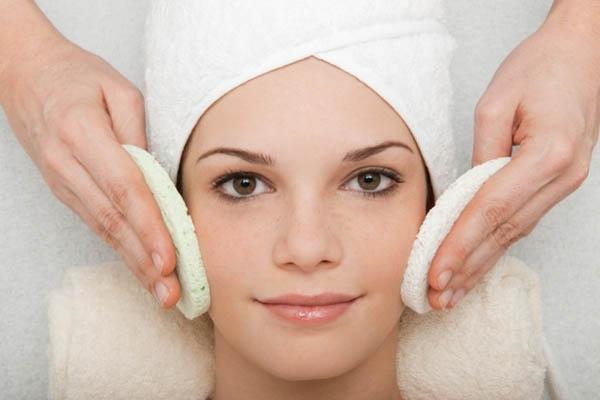 Những cô nàng da dầu nên thực hiện tẩy tế bào chết đều đặn mỗi tuần để giúp loại bỏ những bụi bẩn và dầu thừa.