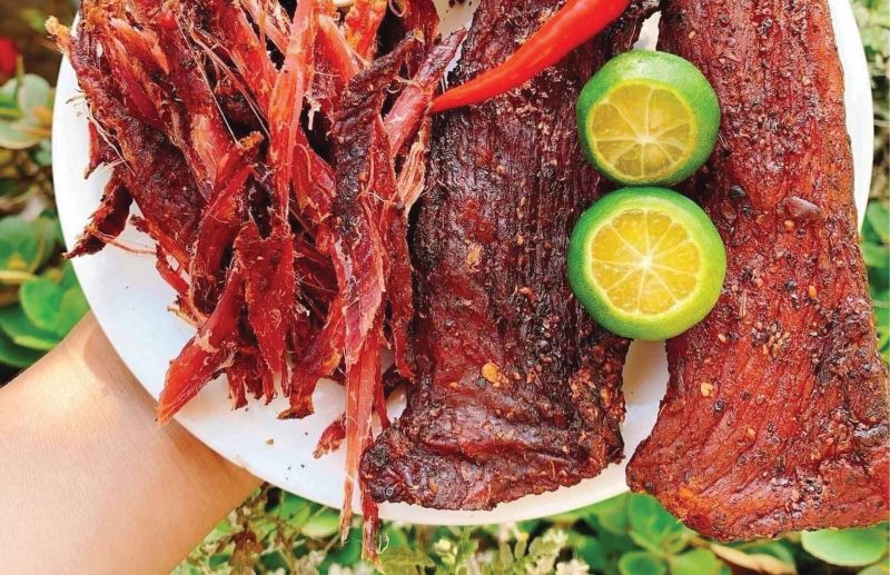 Thịt trâu, lợn gác bếp