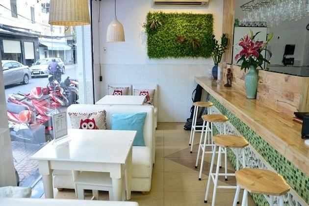 Thưởng thức trà sữa trong không gian xanh mát