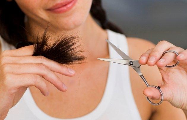 Tỉa tóc khi có dấu hiệu chẻ ngọn