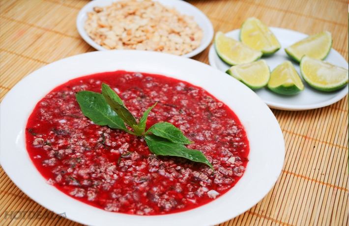 Trong tiết canh có thể cho gan, lòng, mề băm nhỏ và ăn kèm cùng lạc rang, tiêu, rau thơm và nước cốt chanh.