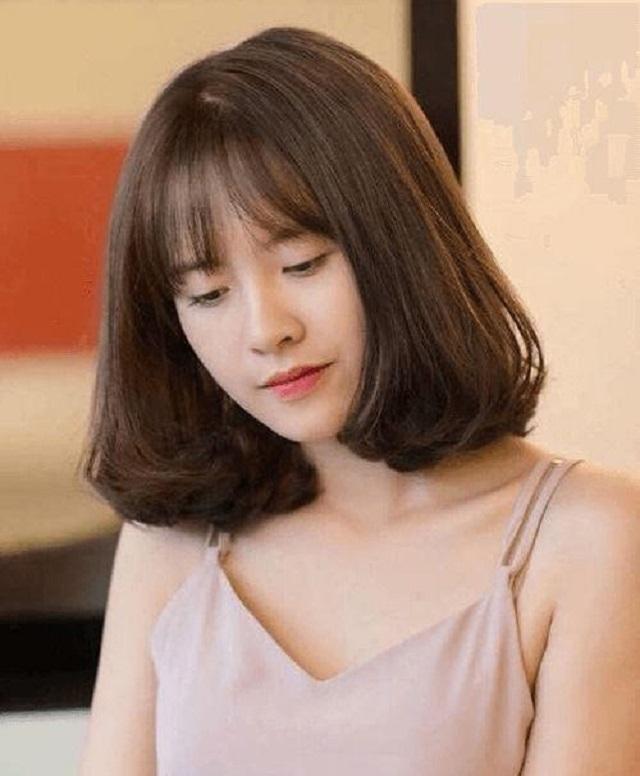 Những bạn gái có mái tóc ngắn chấm vai, khi đi tiệc thường ưa chuộng kiểu tóc uốn lọn phá cách.