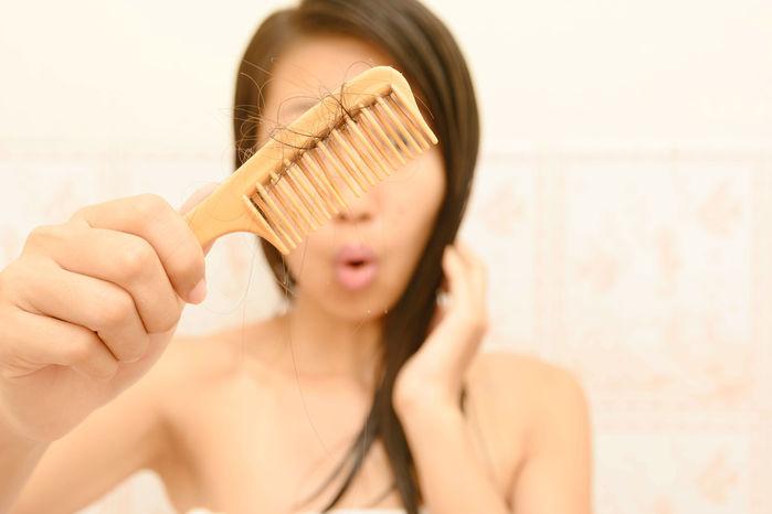 Tóc xơ và dễ gãy rụng