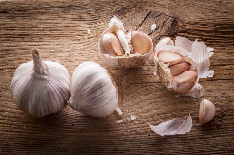 Tỏi không chỉ là loại gia vị thiết yếu trong nhà bếp, giúp làm tăng hương vị cho món ăn mà còn có nhiều tác dụng trong việc phòng, điều trị bệnh tim mạch, ung thư, nhiễm trùng, xương khớp.