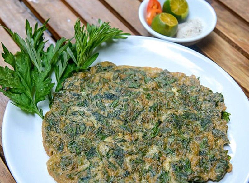 Trứng rán lá ngải thơm ngon bổ dưỡng