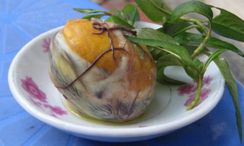 Món trứng vịt lộn