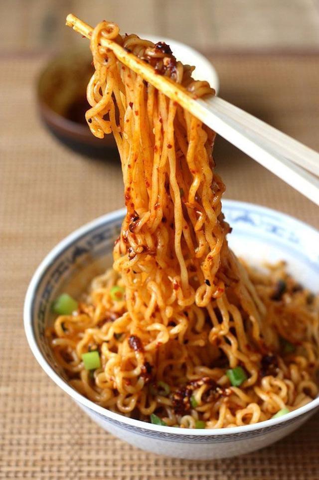 Chúng ta nên đun sôi, đổ ra để ráo, tiếp tục nấu nước lần 2 và cho mỳ đã chín sơ vào chế biến.