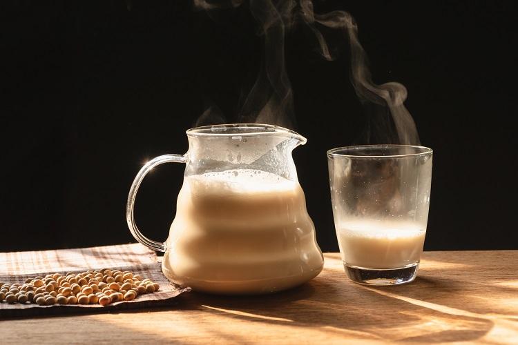 Uống sữa nóng trước khi ngủ