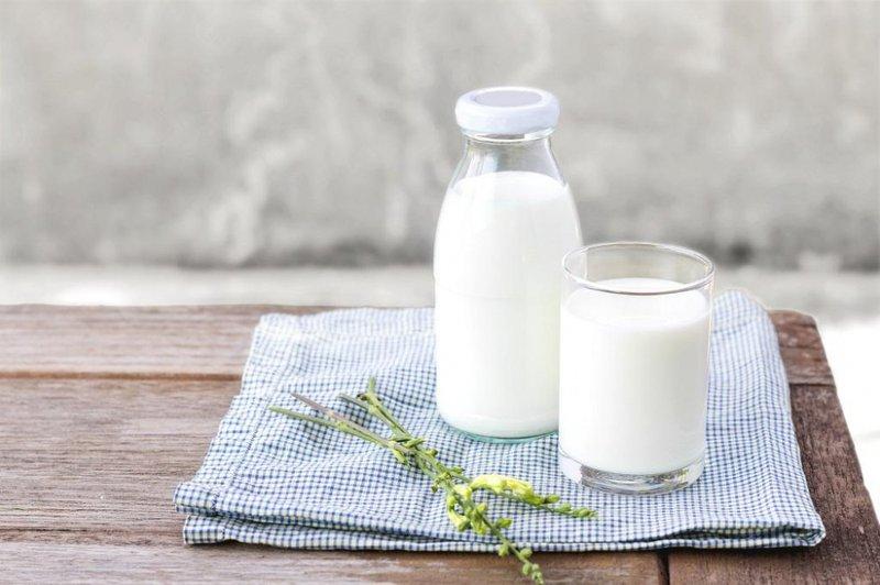Uống sữa vào buổi sáng