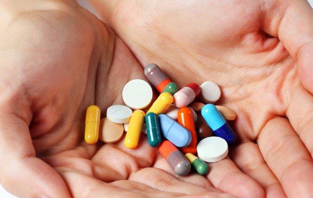 Uống thuốc cũng sẽ làm cản trở khả năng hấp thu vitamin của cơ thể