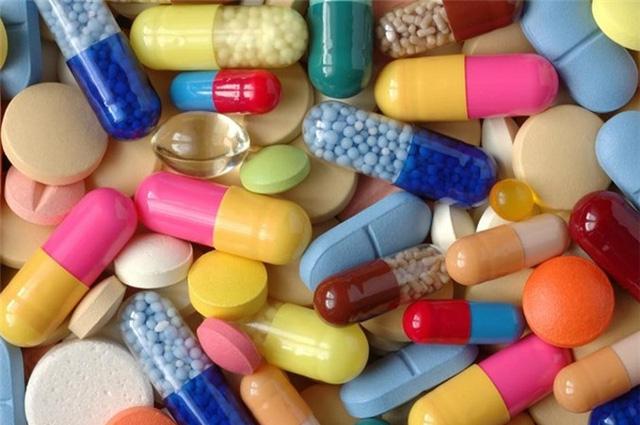 Những người đột ngột mắc bệnh vào dịp lễ Tết thì vẫn nên đi khám bệnh và uống thuốc, đừng nên kiêng cử.