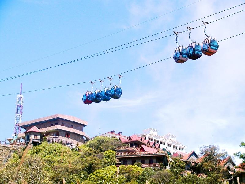 Di chuyển bắng cáp treo ngắm Bà Nà