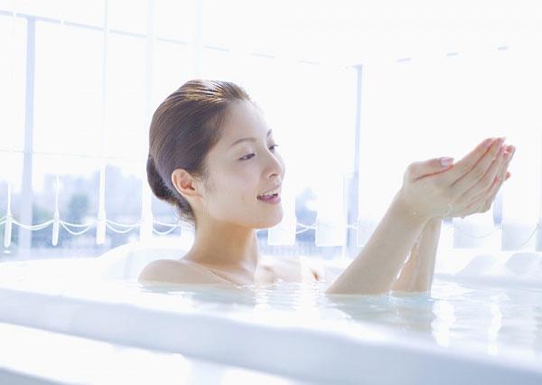 Cho dầu dừa vào bồn tắm